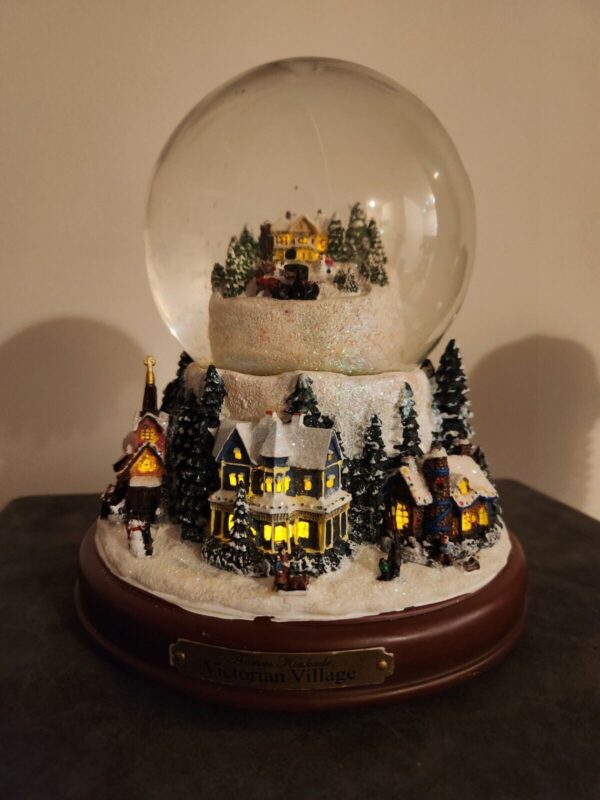 Thomas Kinkade Victorian Village Snowglobe Music And Lights