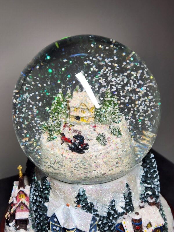 Thomas Kinkade Victorian Village Snowglobe Music And Lights