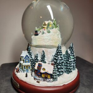 Thomas Kinkade Victorian Village Snowglobe Music And Lights