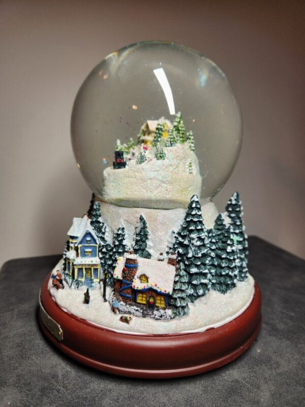 Thomas Kinkade Victorian Village Snowglobe Music And Lights